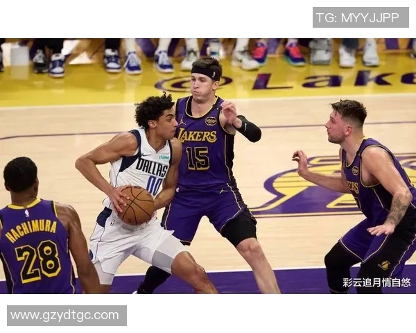 湖人队詹姆斯戴维斯合砍44分压制东契奇38分，六人得分上双轻取黄蜂